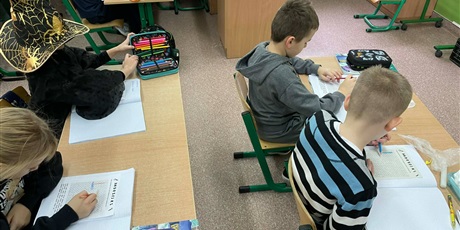 Powiększ grafikę: andrzejki-w-klasach-2-659702.jpg