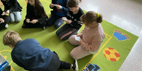 Powiększ grafikę: andrzejki-w-klasach-2-659703.jpg