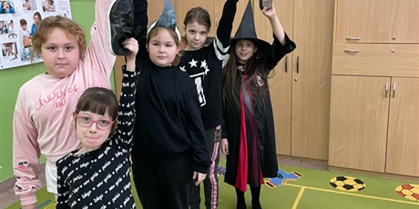 Powiększ grafikę: andrzejki-w-klasach-2-659707.jpg