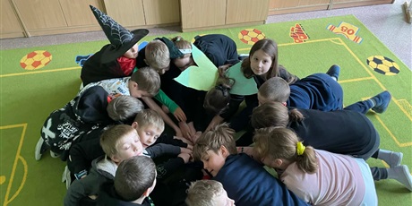 Powiększ grafikę: andrzejki-w-klasach-2-659708.jpg