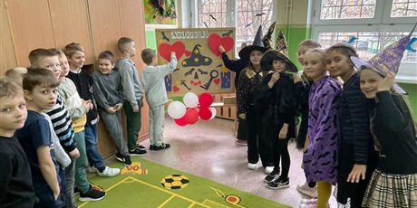 Powiększ grafikę: andrzejki-w-klasach-2-659709.jpg