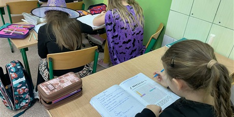 Powiększ grafikę: andrzejki-w-klasach-2-659711.jpg