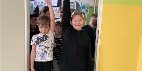 Powiększ grafikę: andrzejki-w-klasach-2-659713.jpg