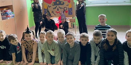 Powiększ grafikę: andrzejki-w-klasach-2-659714.jpg