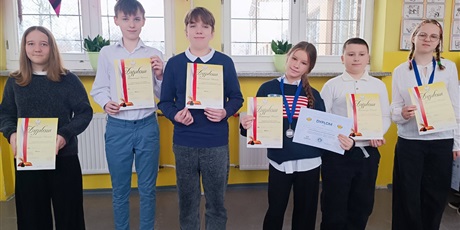 Powiększ grafikę: apel-klas-4-8-674175.jpg