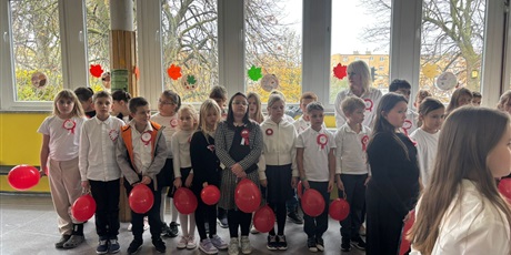 Powiększ grafikę: apel-z-okazji-swieta-niepodleglosci-klas-1-3-659626.jpg