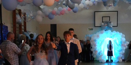 Powiększ grafikę: bal-osmoklasistow-631240.jpg