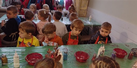 Powiększ grafikę: dnia-1-grudnia-dzieci-z-klas-0-odwiedzily-wioske-sw-mikolaja-w-drzewinie-321991.jpg