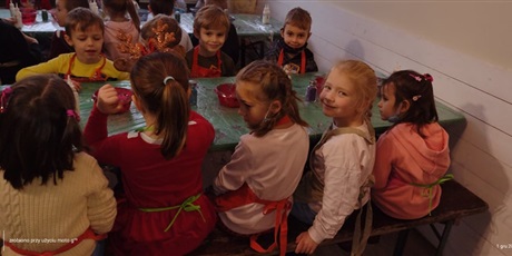 Powiększ grafikę: dnia-1-grudnia-dzieci-z-klas-0-odwiedzily-wioske-sw-mikolaja-w-drzewinie-322009.jpg