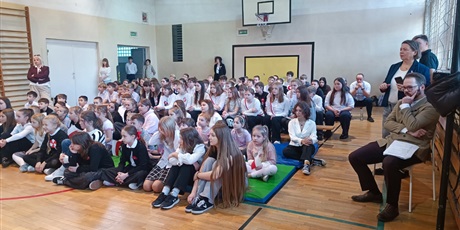 Powiększ grafikę: dzien-niepodleglosci-spotkanie-z-duchem-wolnosci-apel-klas-4-8-659627.jpg