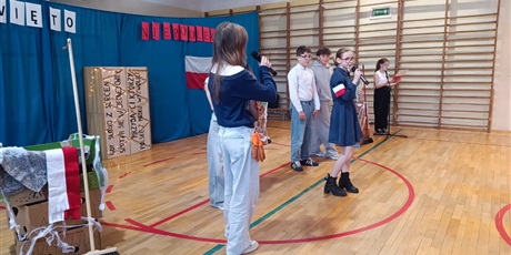 Powiększ grafikę: dzien-niepodleglosci-spotkanie-z-duchem-wolnosci-apel-klas-4-8-659629.jpg