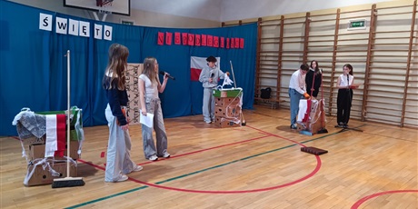 Powiększ grafikę: dzien-niepodleglosci-spotkanie-z-duchem-wolnosci-apel-klas-4-8-659631.jpg