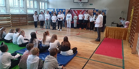 Powiększ grafikę: gala-z-okazji-dnia-edukacji-narodowej-646032.jpg