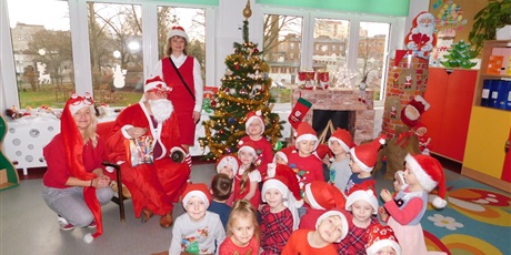 Nasz szkolny Mikołaj, Mikołajka i Elf odwiedzili 6 grudnia dzieci z Przedszkola nr 16 i Przedszkola nr 58.