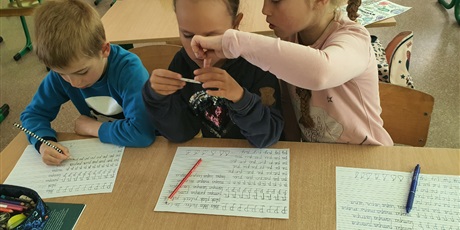 „Nauka i zabawa, to fajna sprawa!”   Aktywnie i radośnie dzieci z Ukrainy uczą się języka polskiego!