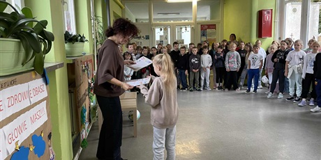 Powiększ grafikę: udzial-uczniow-klas-i-iii-w-apelu-podsumowujacym-wyniki-konkursu-plastycznego-bezpieczenstwo-przede-wszystkim-642490.jpg