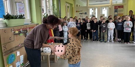 Powiększ grafikę: udzial-uczniow-klas-i-iii-w-apelu-podsumowujacym-wyniki-konkursu-plastycznego-bezpieczenstwo-przede-wszystkim-642491.jpg
