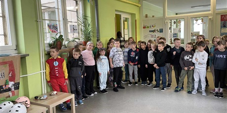 Powiększ grafikę: udzial-uczniow-klas-i-iii-w-apelu-podsumowujacym-wyniki-konkursu-plastycznego-bezpieczenstwo-przede-wszystkim-642494.jpg