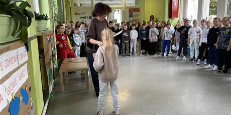 Powiększ grafikę: udzial-uczniow-klas-i-iii-w-apelu-podsumowujacym-wyniki-konkursu-plastycznego-bezpieczenstwo-przede-wszystkim-642498.jpg