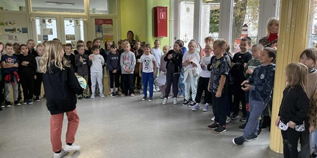 Powiększ grafikę: udzial-uczniow-klas-i-iii-w-apelu-podsumowujacym-wyniki-konkursu-plastycznego-bezpieczenstwo-przede-wszystkim-642500.jpg