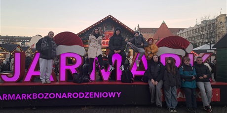 W ramach zajęć z etyki uczniowie klasy 8a udali się na Jarmark Bożonarodzeniowy w poszukiwaniu ducha świąt. Jak widać na zdjęciach-udało się😁🎅🌲