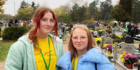 Powiększ grafikę: wolontariusze-na-cmentarzu-krakowiec-388981.jpg